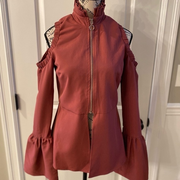 Romeo & Juliet Couture NWT Long Bell Sleeve Cold Shoulder Blouse Size Small - Picture 2 of 10